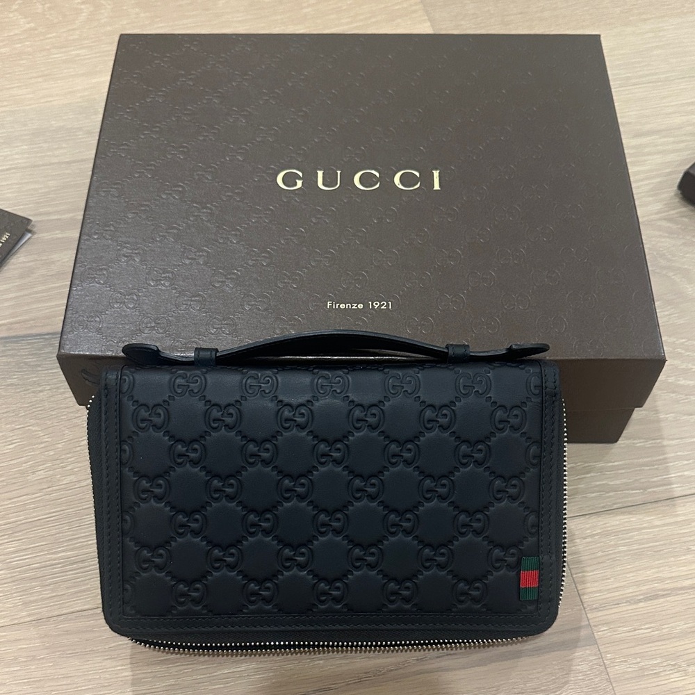 Authentic brand new gucci signature leather travel case